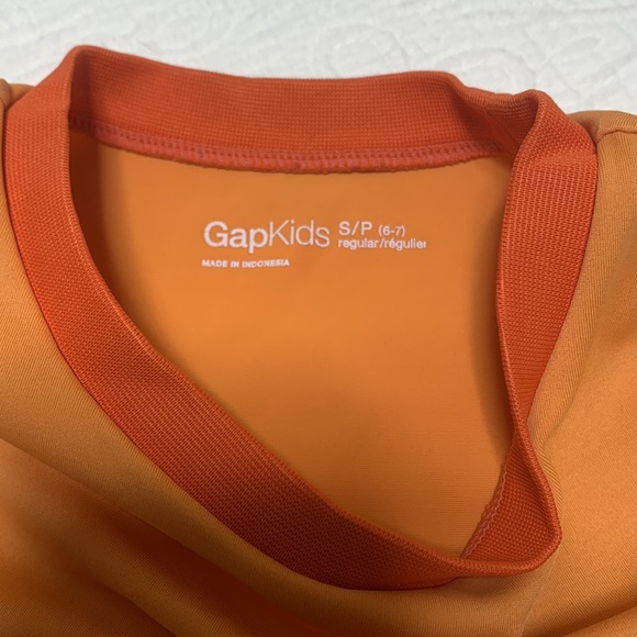 6-7 (5/$20) Gap Rashguard Short-Sleeve - Picture 8 of 13